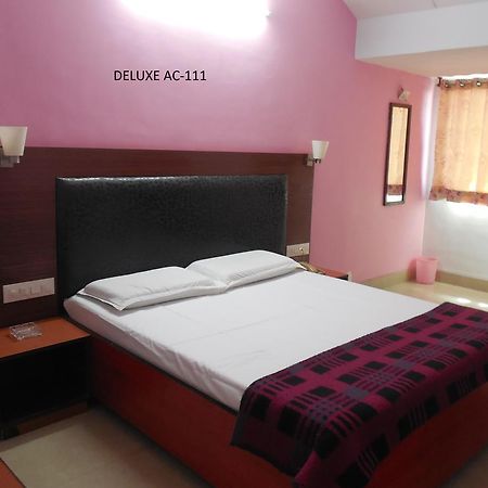 Hotel Silver Springs Ахмедабад Екстериор снимка