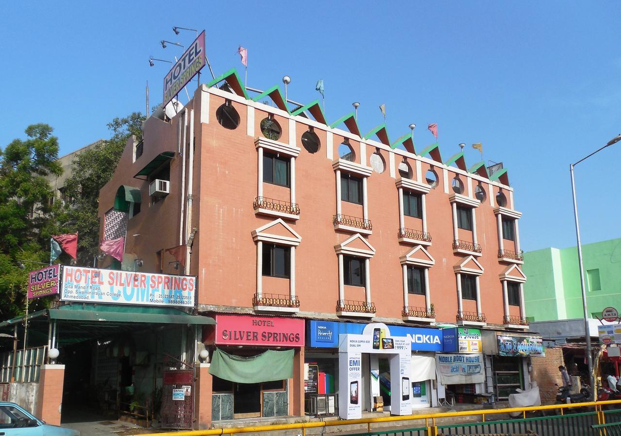 Hotel Silver Springs Ахмедабад Екстериор снимка