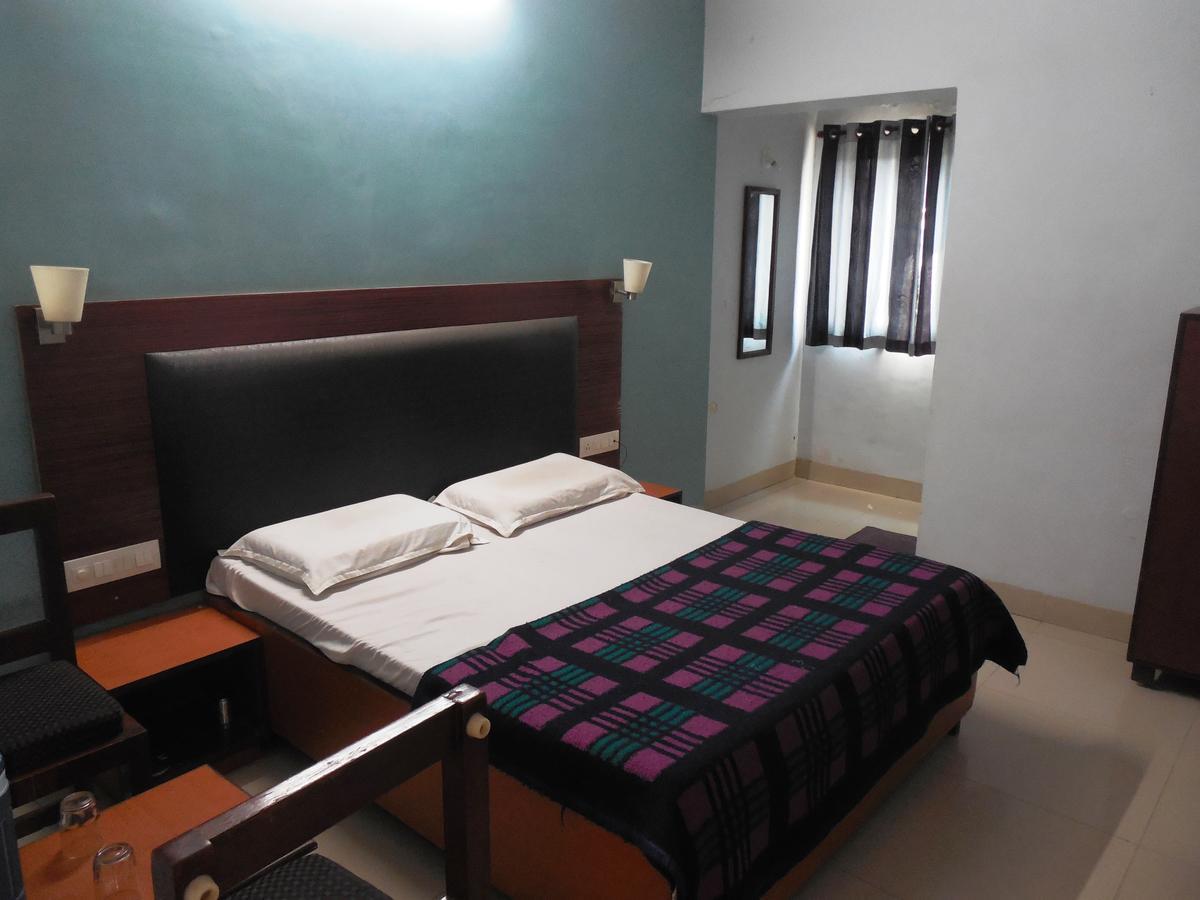 Hotel Silver Springs Ахмедабад Екстериор снимка