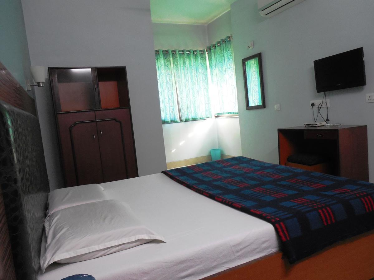 Hotel Silver Springs Ахмедабад Екстериор снимка
