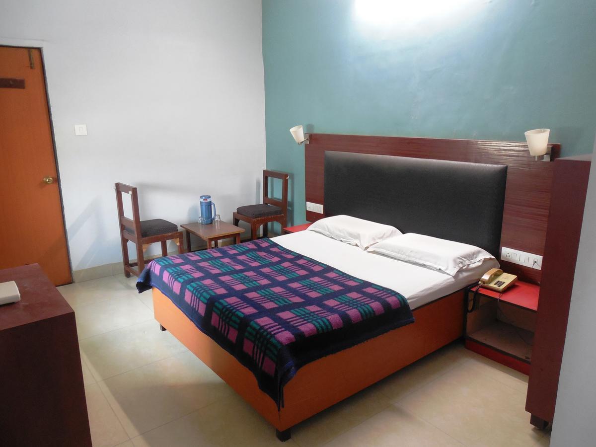 Hotel Silver Springs Ахмедабад Екстериор снимка