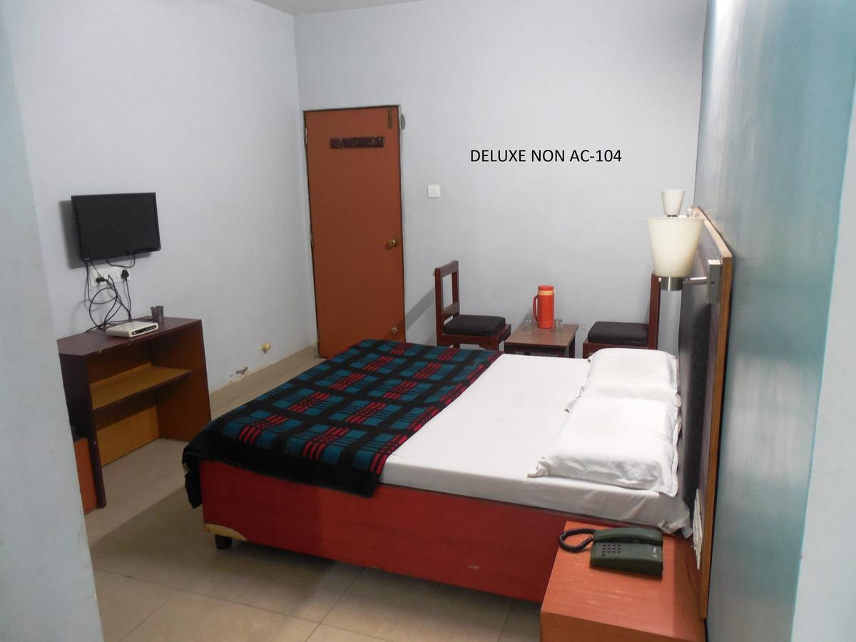 Hotel Silver Springs Ахмедабад Екстериор снимка
