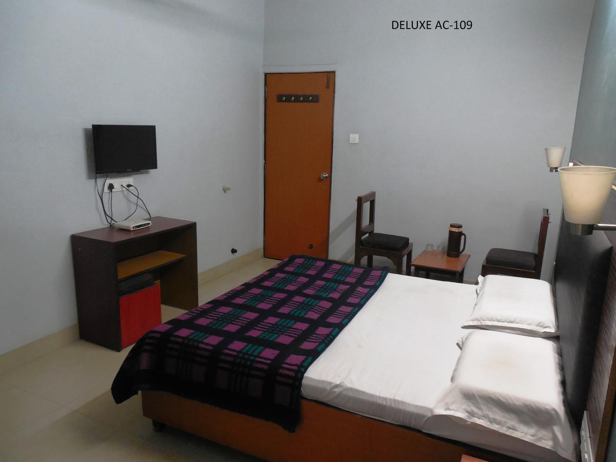Hotel Silver Springs Ахмедабад Екстериор снимка