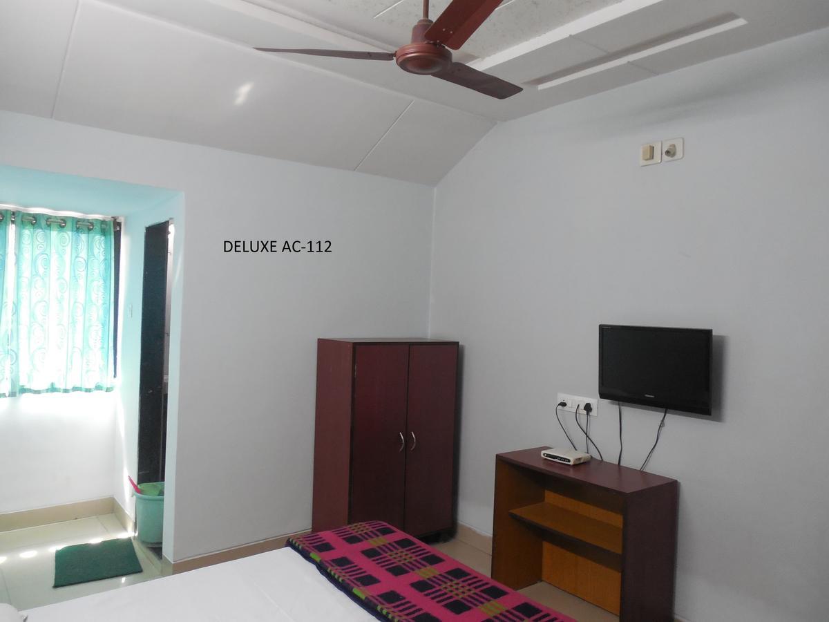 Hotel Silver Springs Ахмедабад Екстериор снимка