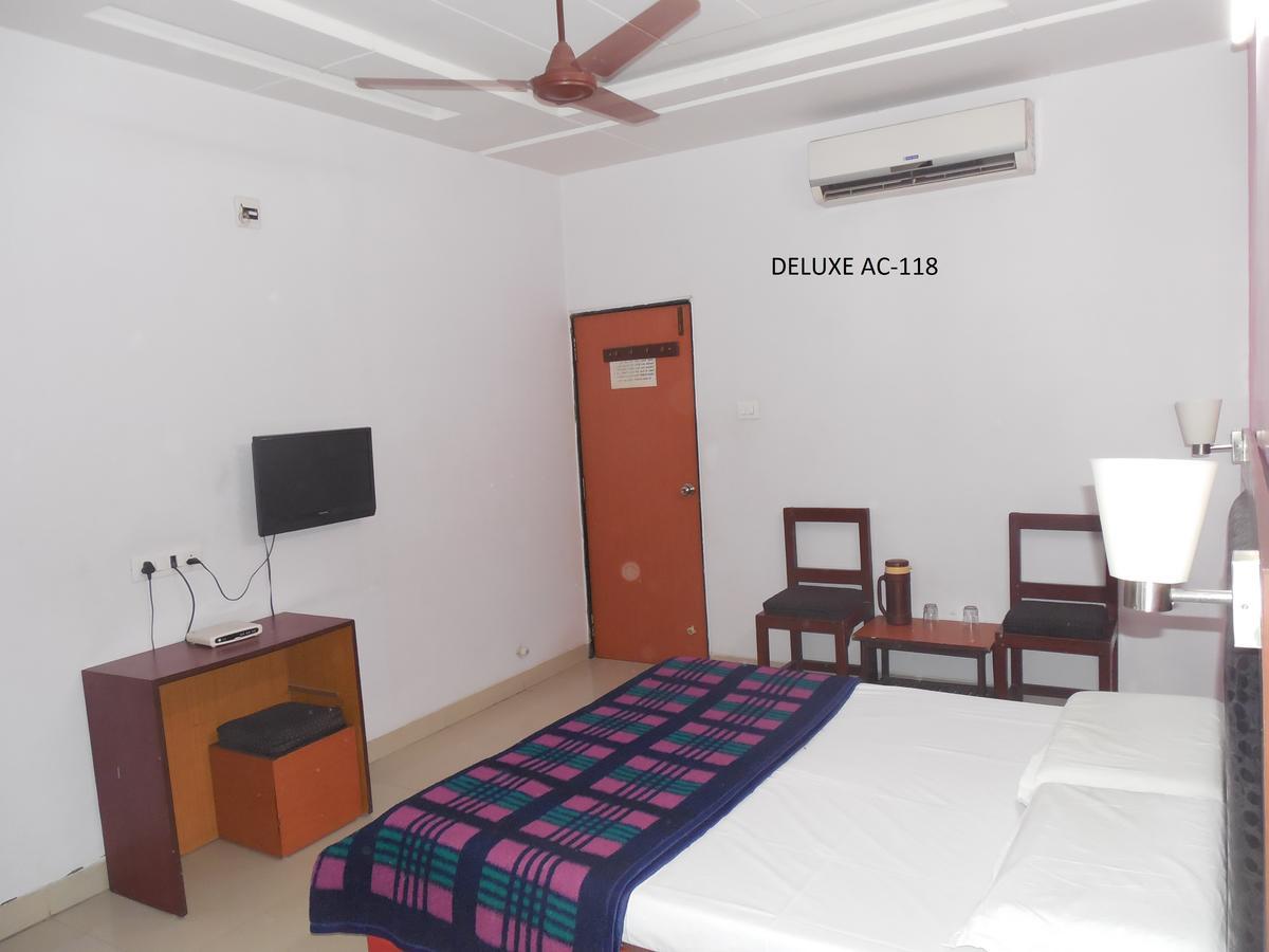 Hotel Silver Springs Ахмедабад Екстериор снимка