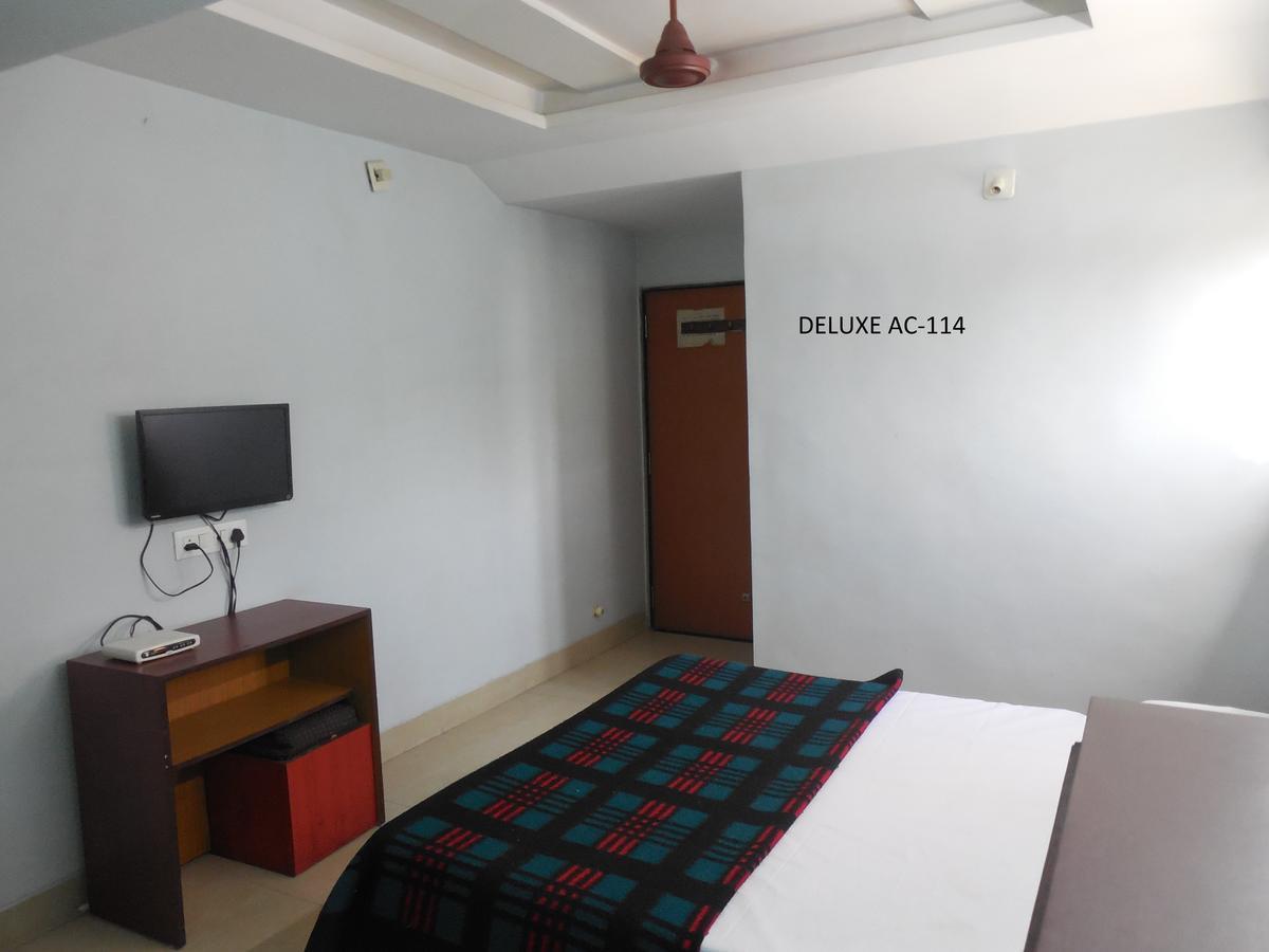 Hotel Silver Springs Ахмедабад Екстериор снимка