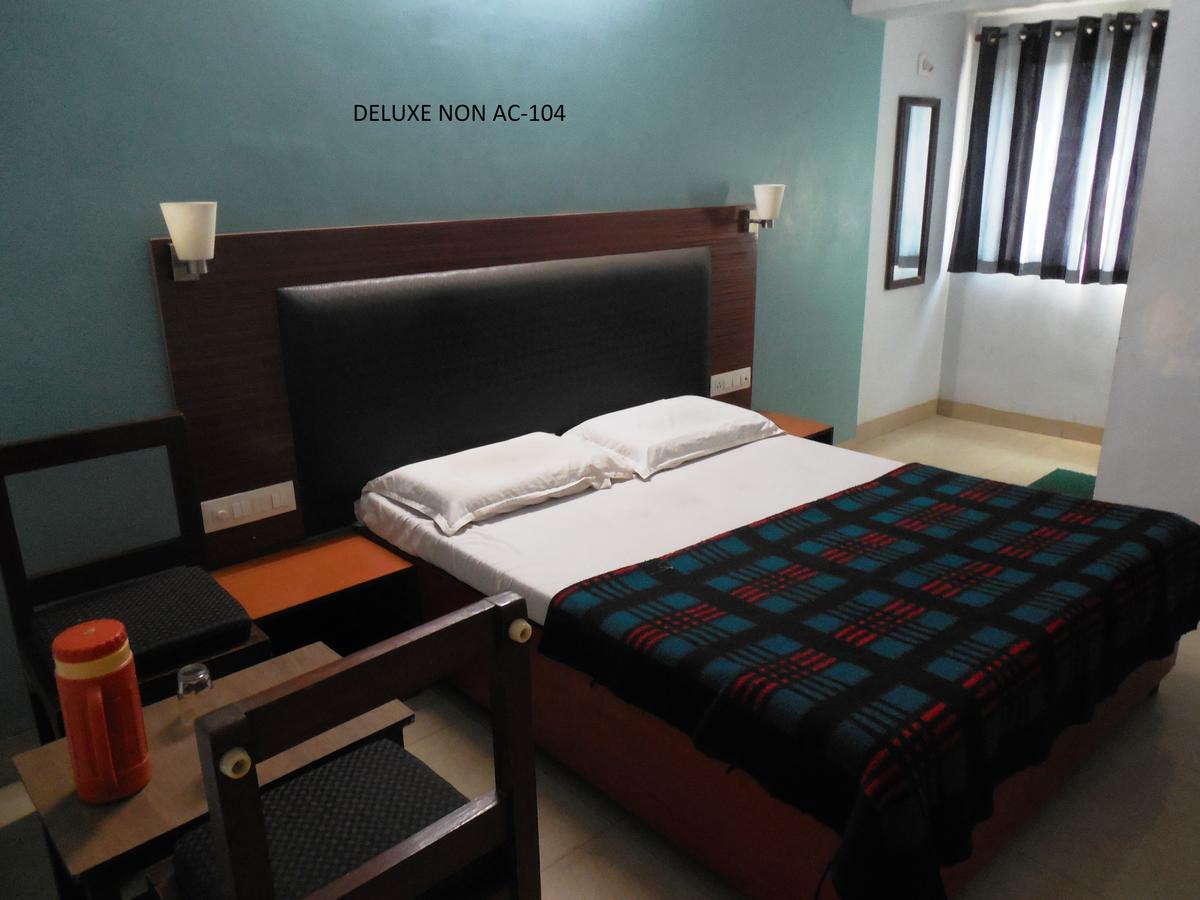 Hotel Silver Springs Ахмедабад Екстериор снимка