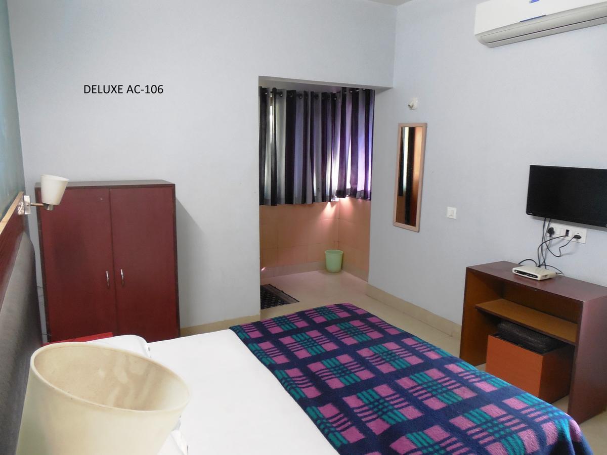 Hotel Silver Springs Ахмедабад Екстериор снимка