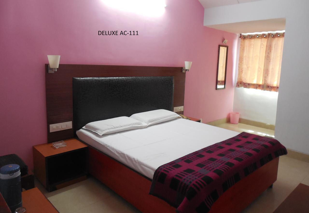Hotel Silver Springs Ахмедабад Екстериор снимка