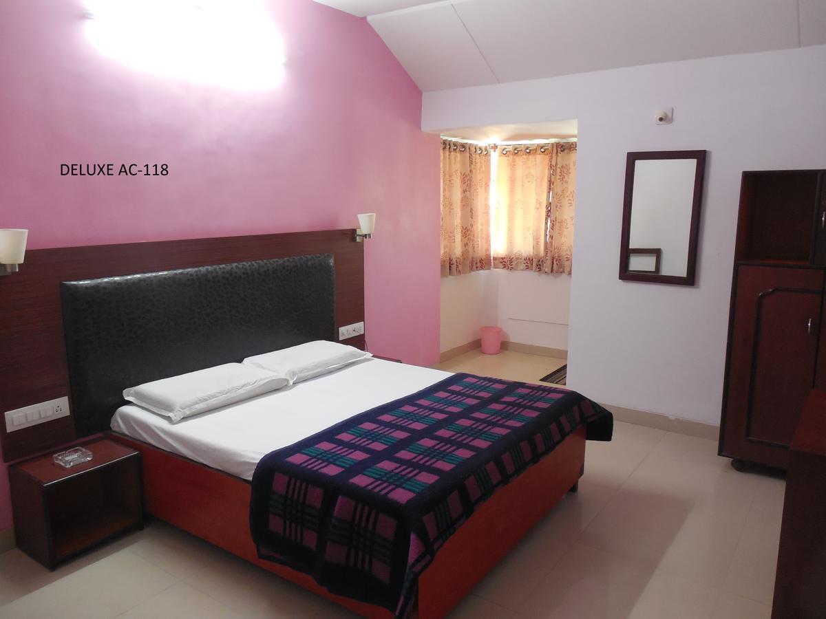 Hotel Silver Springs Ахмедабад Екстериор снимка