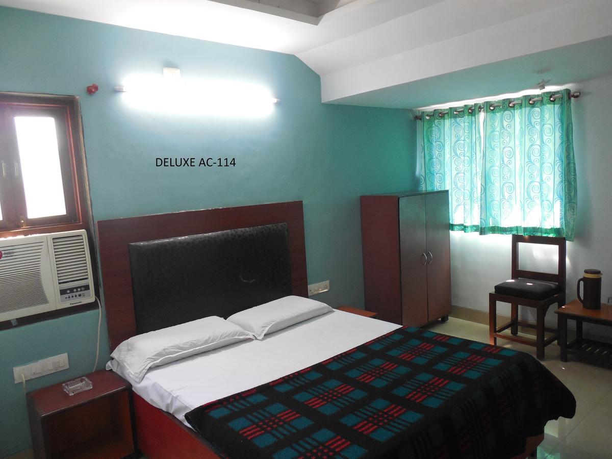 Hotel Silver Springs Ахмедабад Екстериор снимка