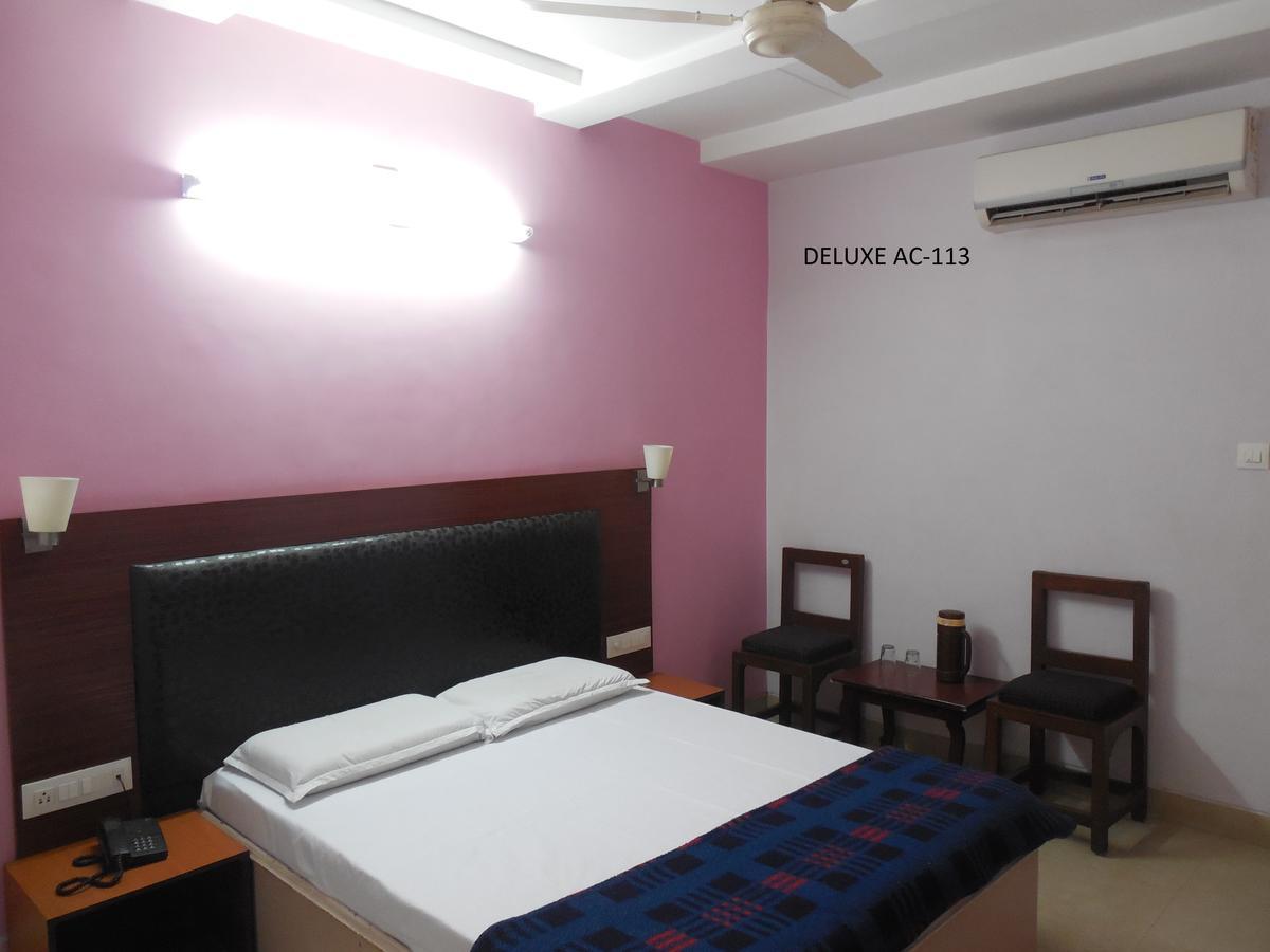 Hotel Silver Springs Ахмедабад Екстериор снимка