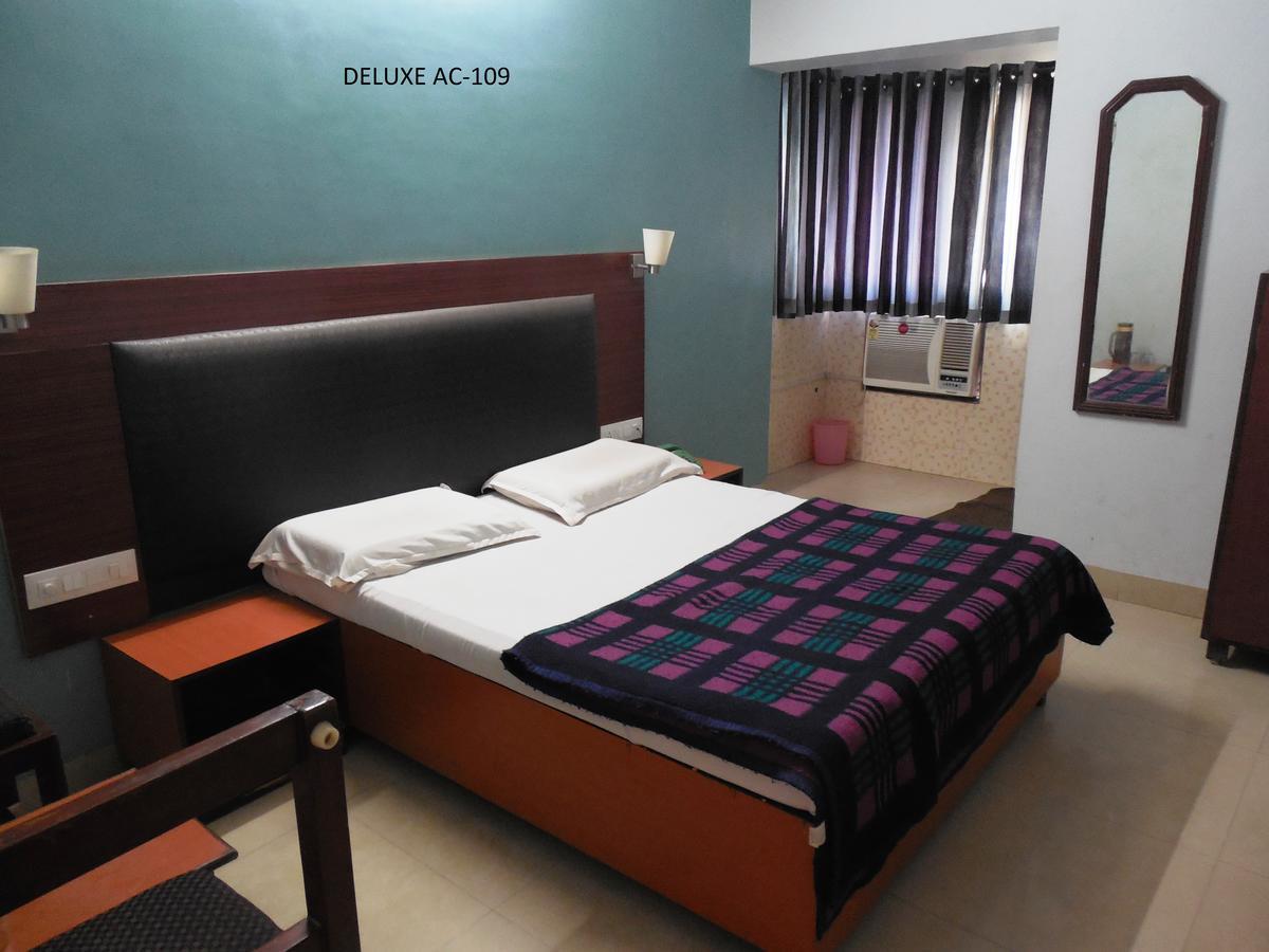 Hotel Silver Springs Ахмедабад Екстериор снимка