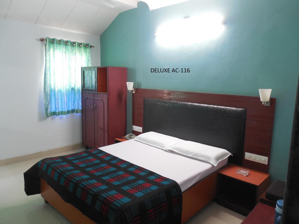 Hotel Silver Springs Ахмедабад Екстериор снимка