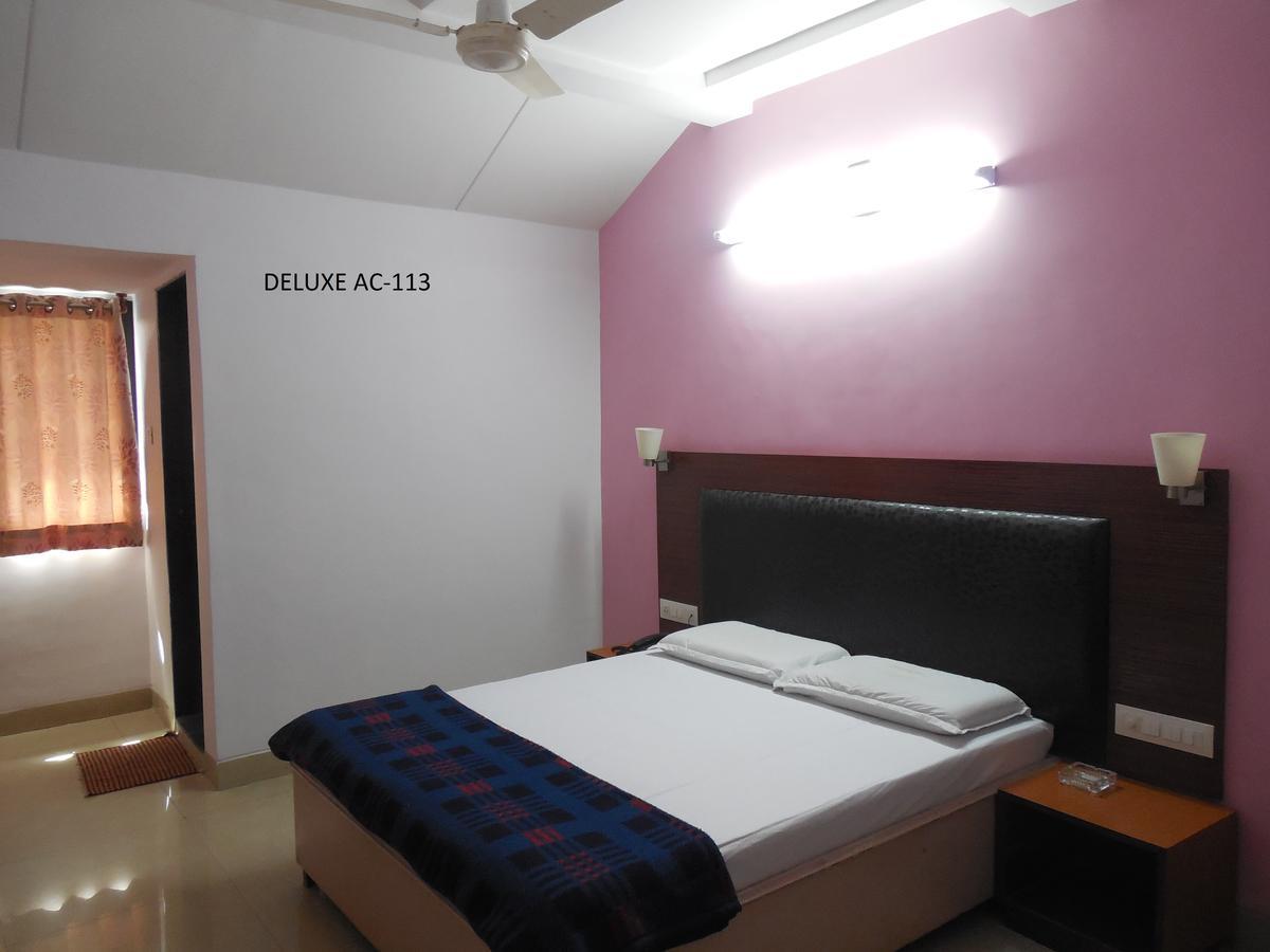 Hotel Silver Springs Ахмедабад Екстериор снимка