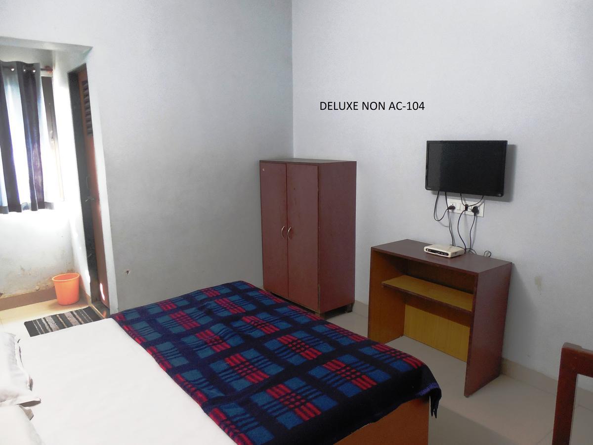 Hotel Silver Springs Ахмедабад Екстериор снимка